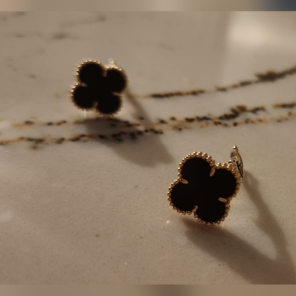 Elegant Black and 18k Gold Clover Earrings, Great Condition
